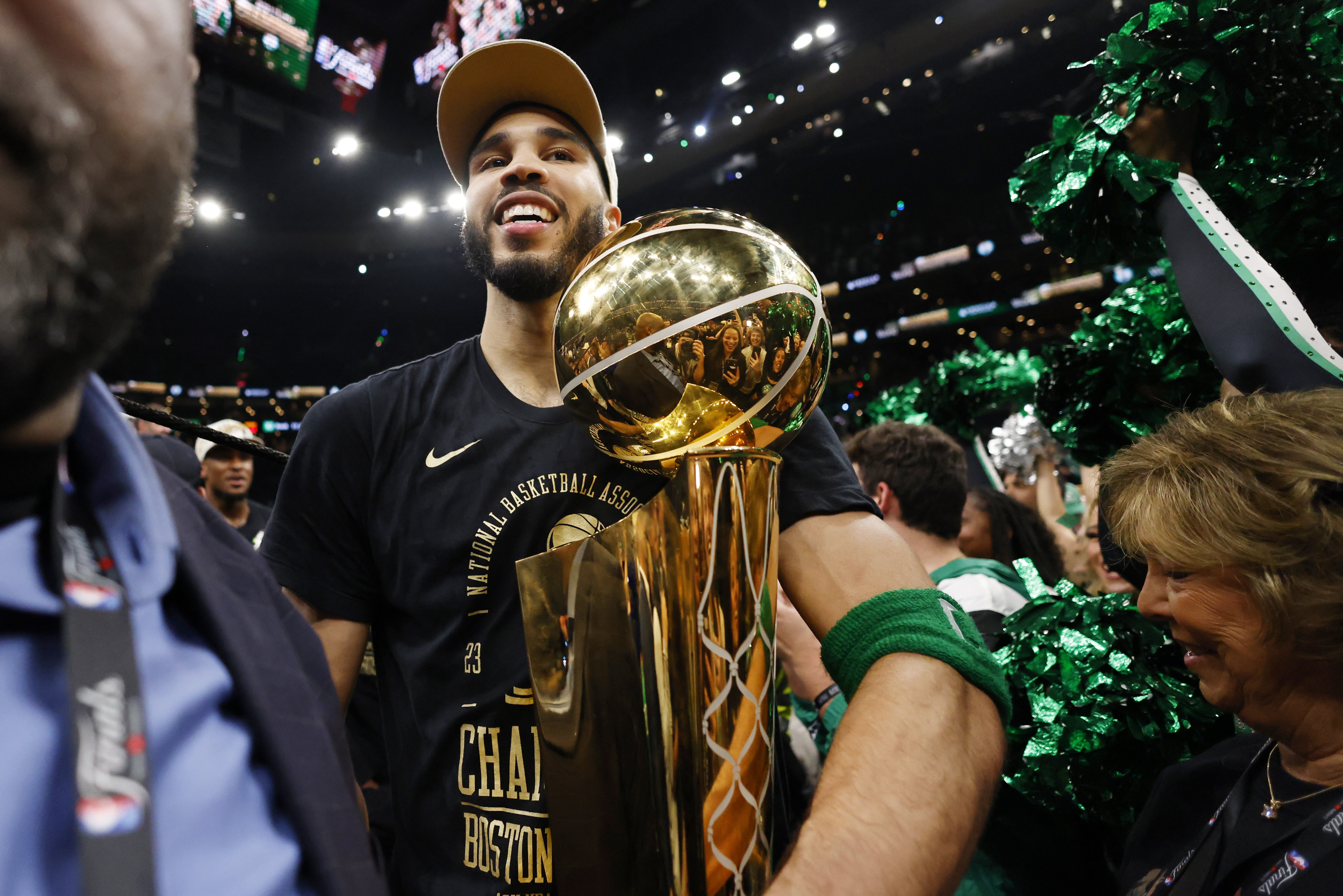 广州队轻取热火,塔图姆带队取胜 广州队轻取热火,塔图姆带队取胜