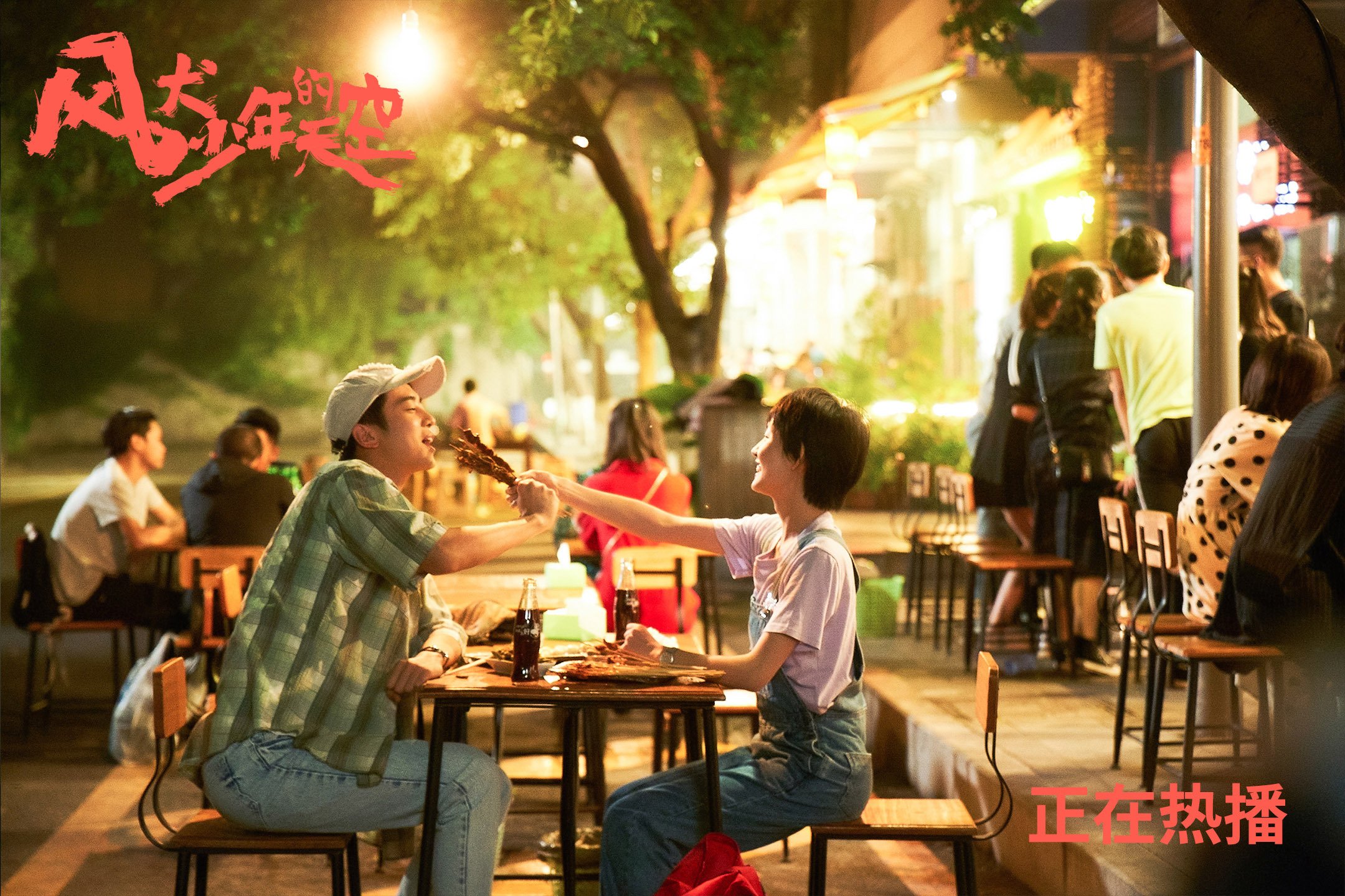 隔网与隔海的对决，当梁靖崑的球拍遇见莱万的射门